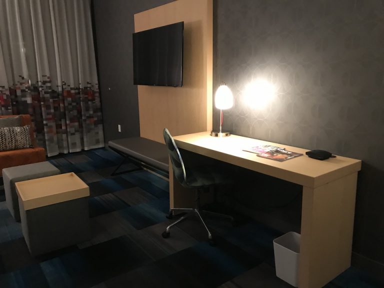 デスク、TV下にはものを置けるスペースもありました