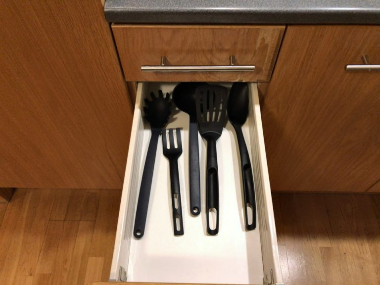キッチン下部の引き出し2段目(お玉、フライなど)