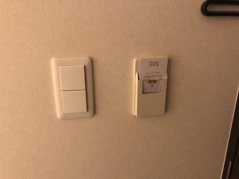 入口ドア横 カードを抜くと電気が落ちる仕組みだが、部屋のカード以外でも代用でした