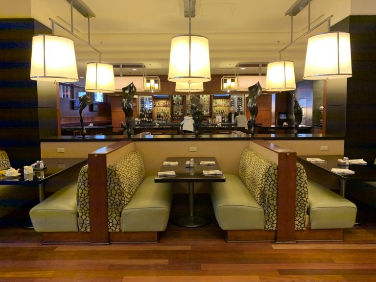 ホテル内レストラン客席全体