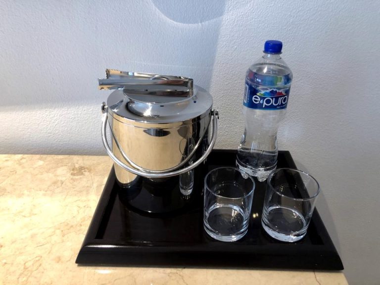 コップ。氷は部屋の外にマシーンがあります。