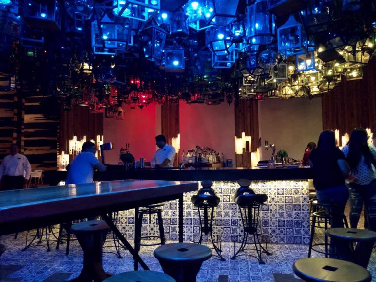 CANTINA LOS FAROLES 夜にはライトアップされたバーになります。