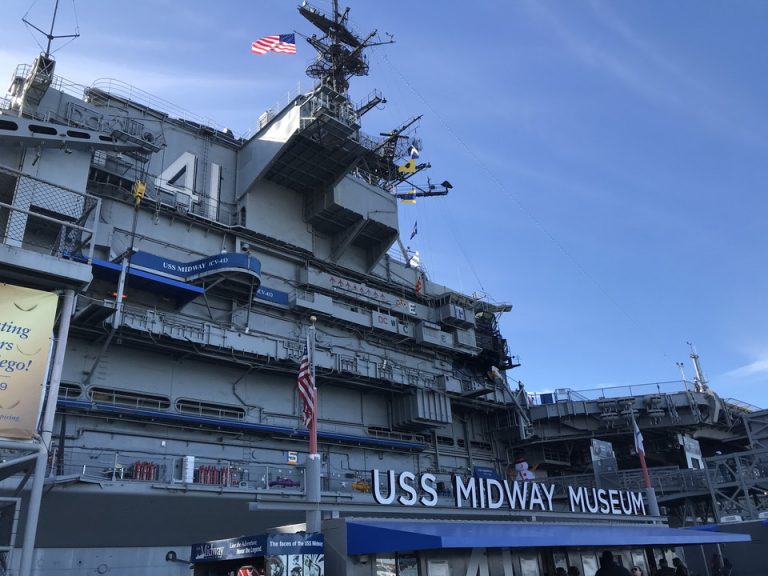 USS MIDDWAY MUSEUMへも歩いてすぐでした。