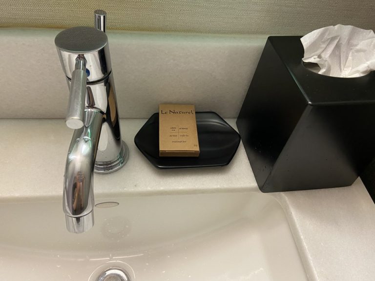 洗面台 石鹸とティッシュ