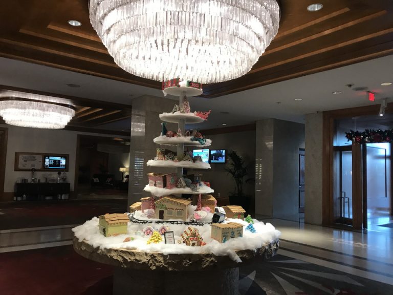 車ののり付けエントランスにもクリスマスデコレーションがありました