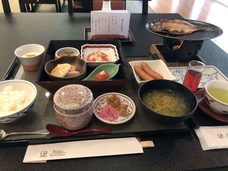 朝食 ご飯を盛り付けてくれてお味噌汁も後から持ってきてくれました。