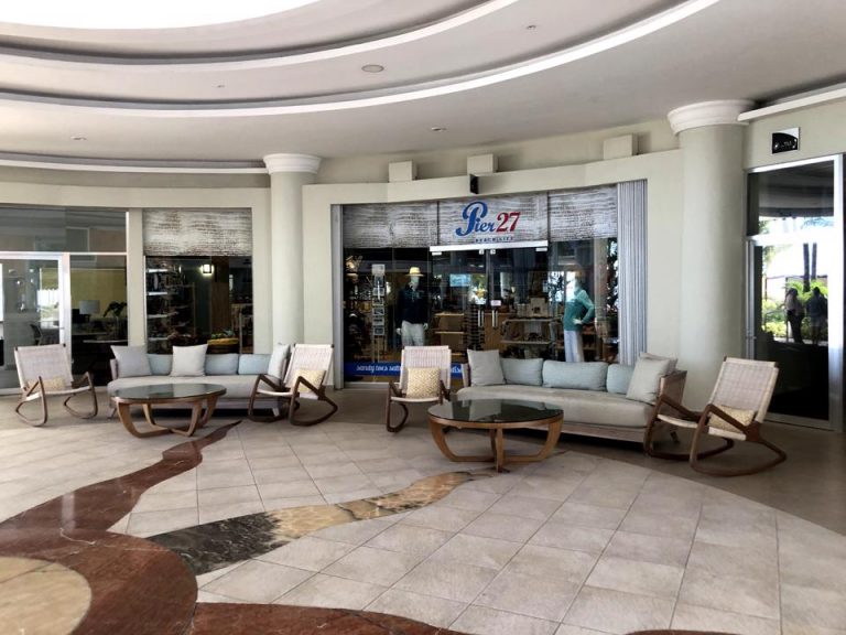 ソファーに座ってチェックインを待ちます。