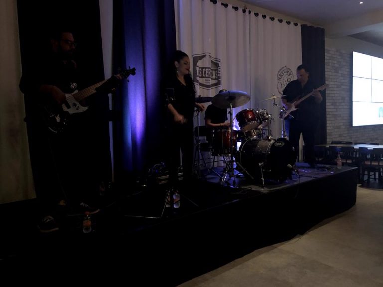TRES CERVEZA’S BREWERY 夜はバンドが生演奏をしています。
