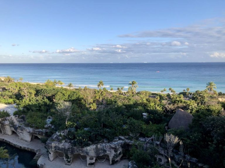 美しいプライベートビーチがありますが、海洋公園やオールインクルシブのツアーを楽しむ人がおおいので、ビーチやプールは空いています。ホテルが広大なのでビーチまで少し距離があります。