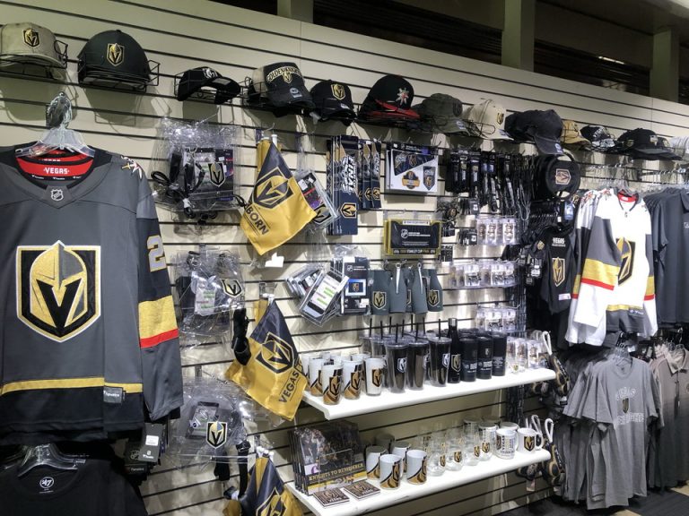 ラスベガスのフットボールチームのグッツも売っています。