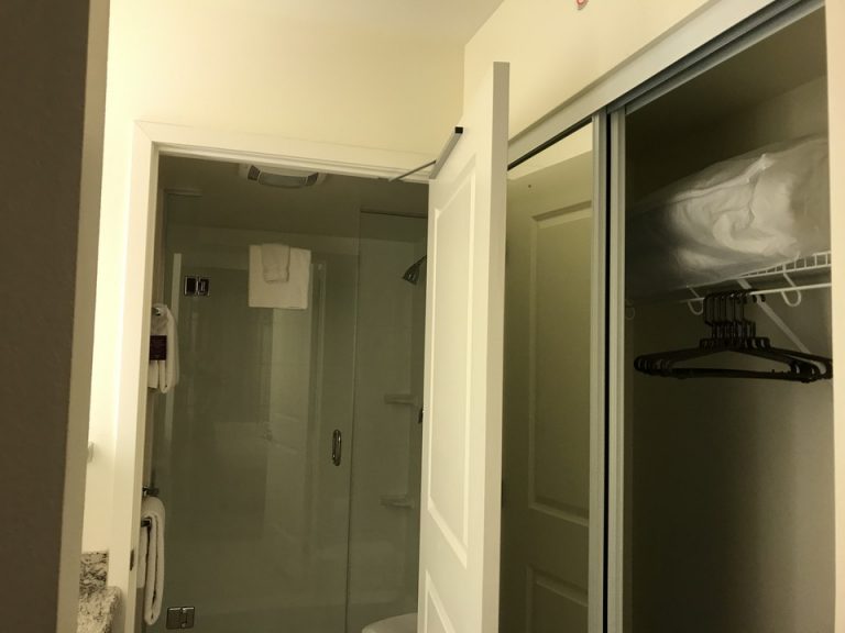 バスルームとクローゼットクローゼットの中には追加のブランケットセットがありました