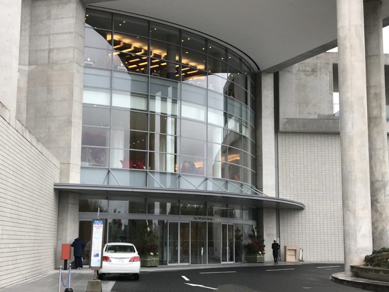 車の乗りつけ場所。その上はフロントガラス張り