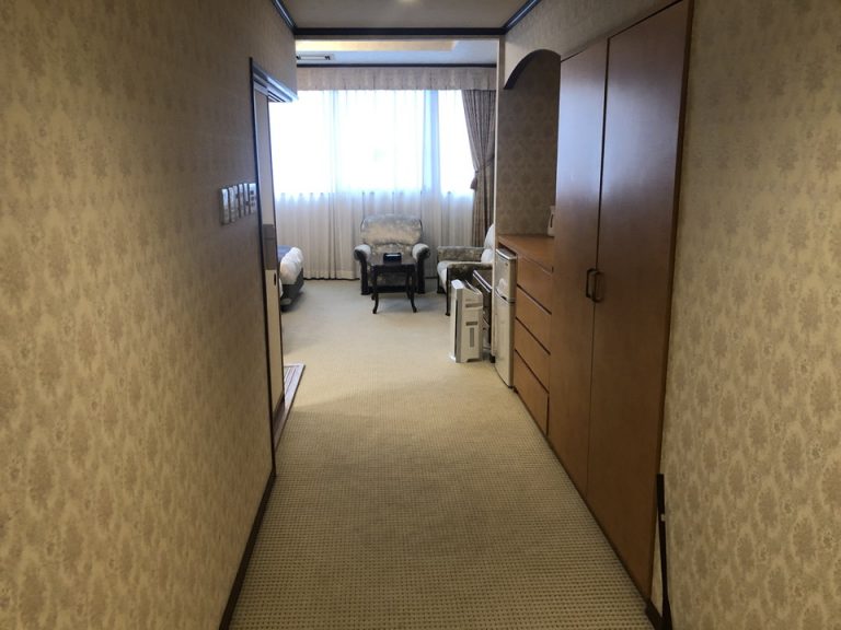 部屋入り口から