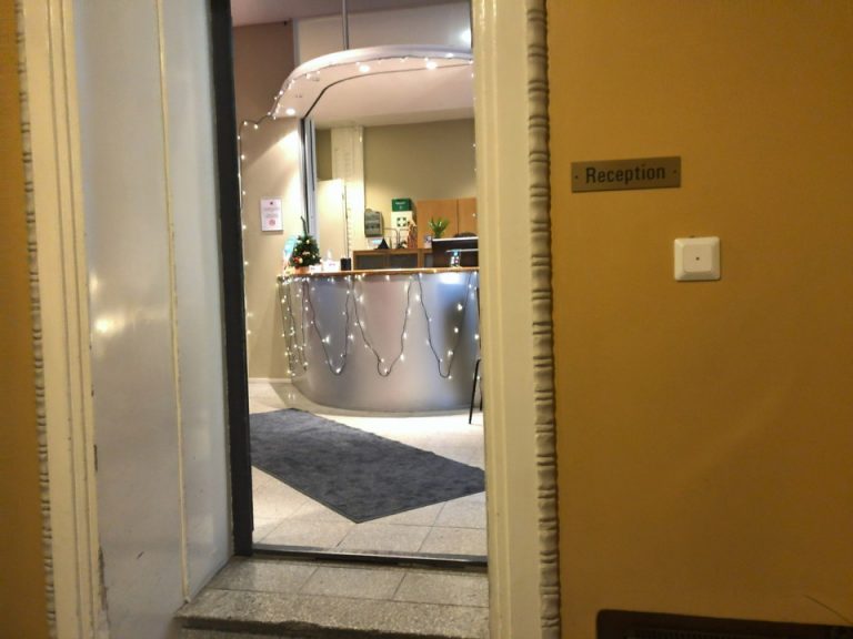 エントランスから見たフロント