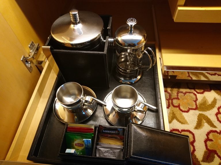 カップ、アイスペール、インスタントコーヒーなど