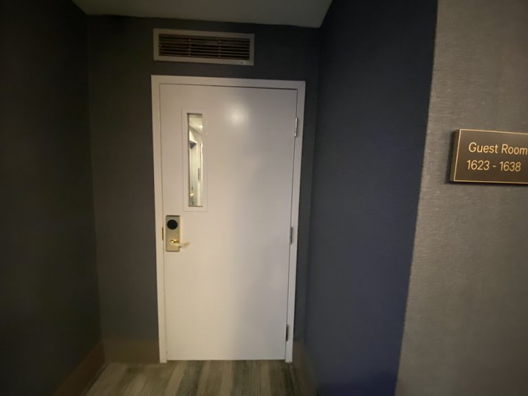 廊下のセキュリティ対策 キーが無いと入れない