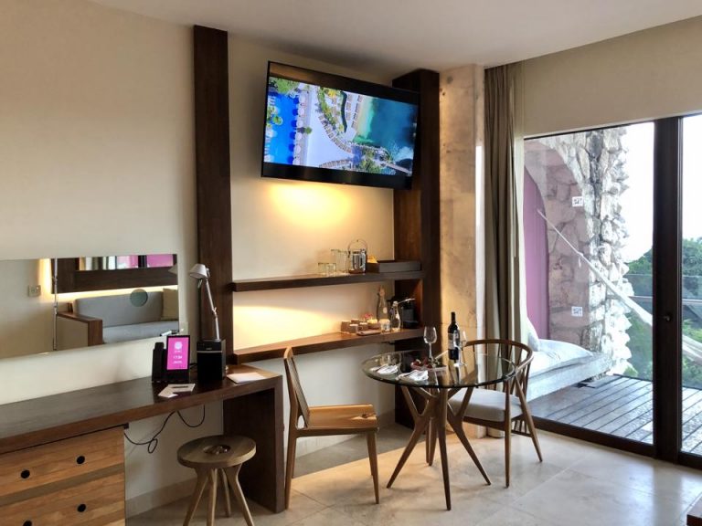 ベッドからテレビが見られます。