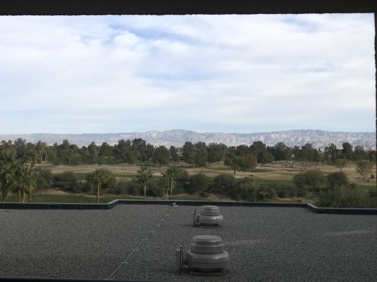 ホテル周辺はゴルフ場になっていました