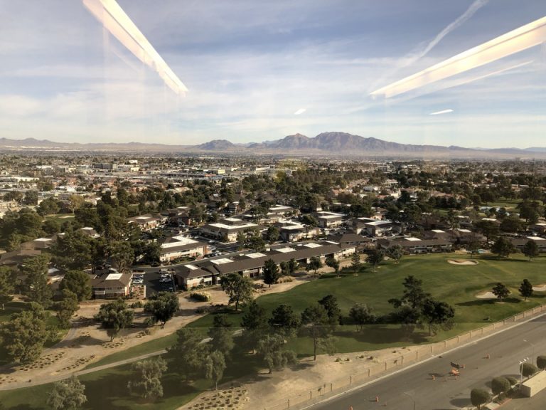 エレベーター客室階からみた景色