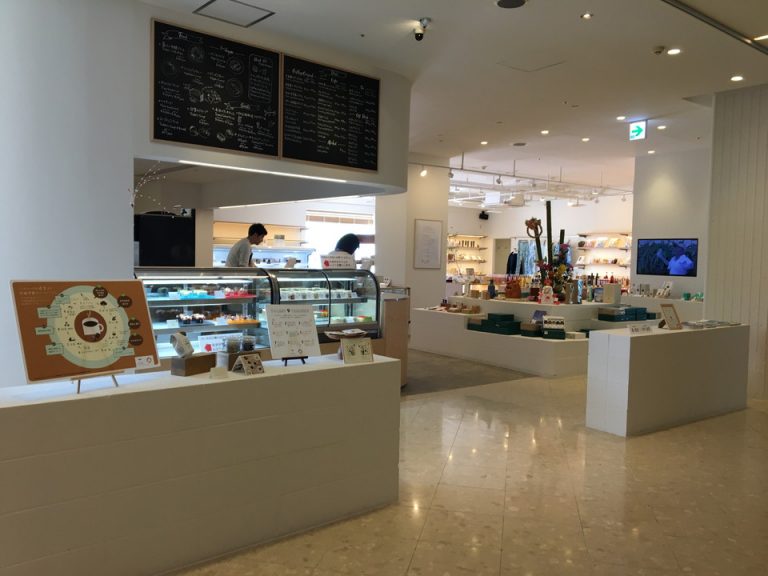 ショップ外観ー1階のカフェ・レストランと併設