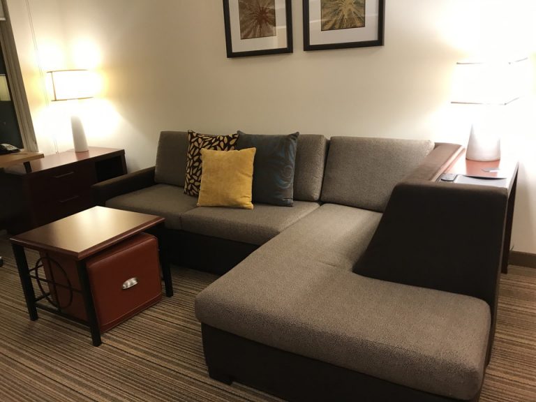 面白い形のソファー軽くミーティングができそうなイメージ