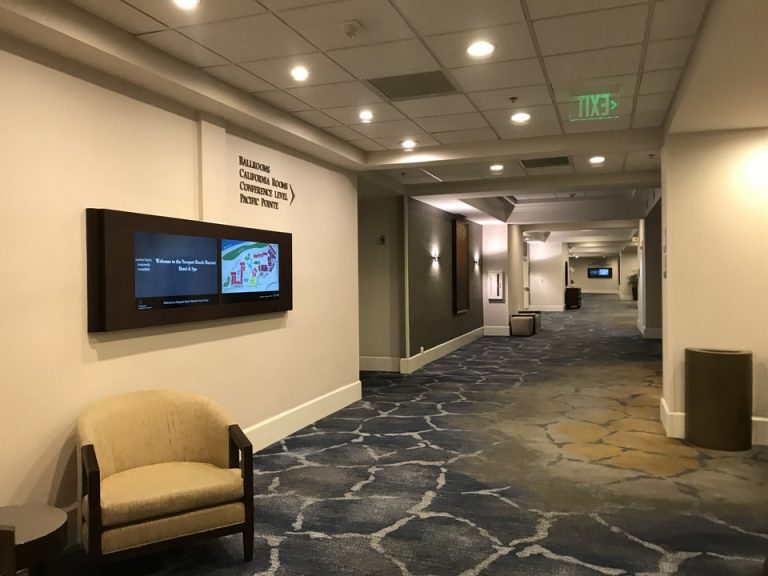 1階奥に何かがあるなと思ったら、会議室でした