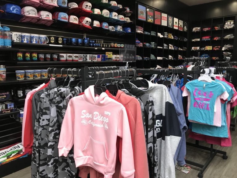 リカーショップにはギフトコーナーもありました