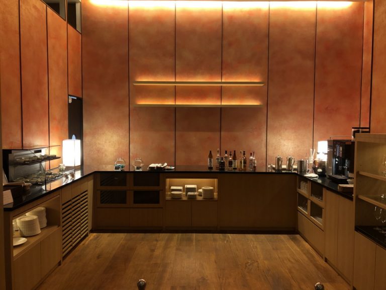 1F ロイヤルラウンジ