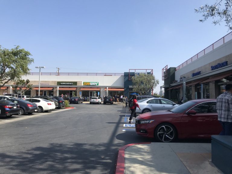 ホテル向かいにはショッピングセンターがありました