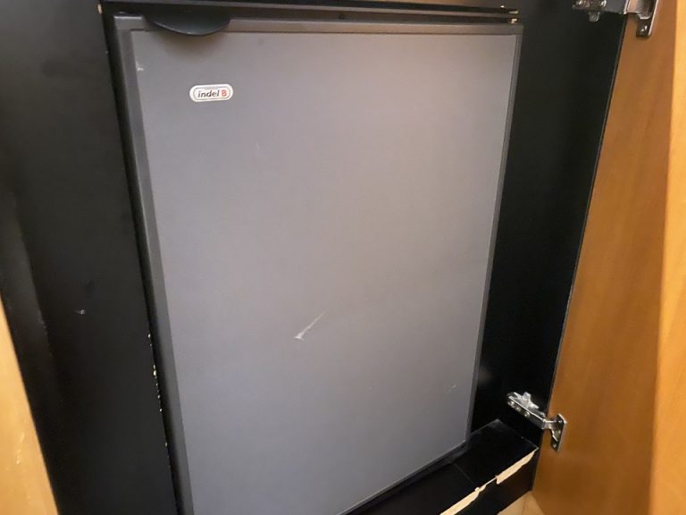 冷蔵庫(閉じた状態)