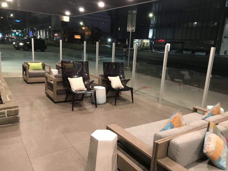 一見レストランにも見える待合スペース