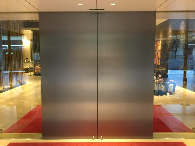 ホテルの外観エントランス外観2二重扉内側