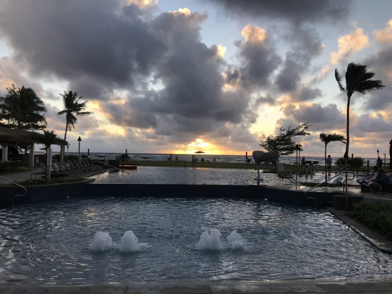 早朝サンライズ前のビーチ(プールから)