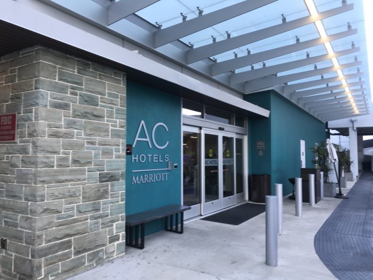 エントランスはアメリカにしては小さな作りでした