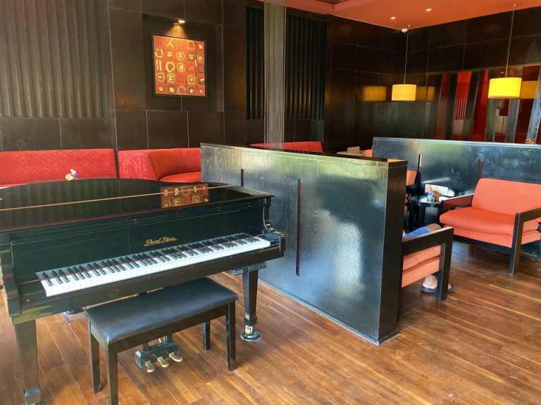 館内ピアノバー