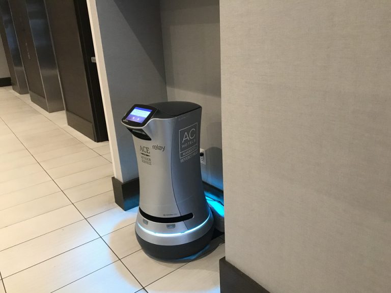 このロボットがスタッフのように働いてくれます(ルームサービスハンガーなどを頼めばこのロボットがハンガーを持ってきてくれます)