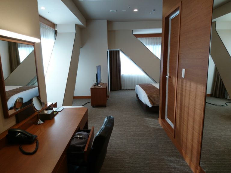 客室入口から窓方向