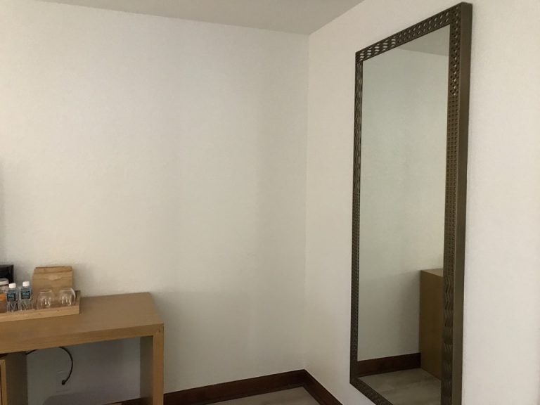 大きな姿見とスーツケースがおけたスペース