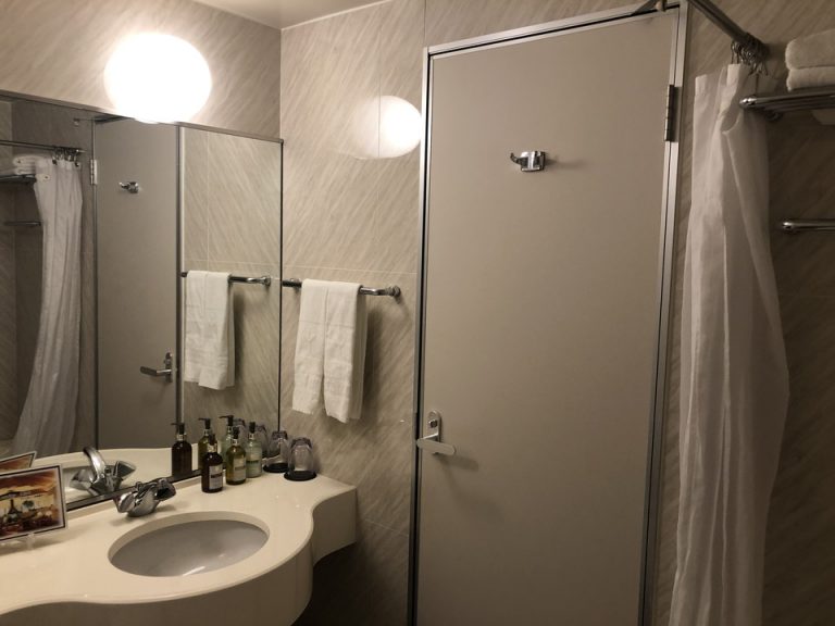 バスルーム バスタブから入口方向