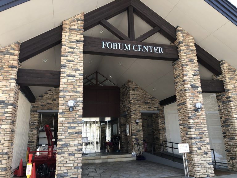 プールのある建物 フォーラムセンター