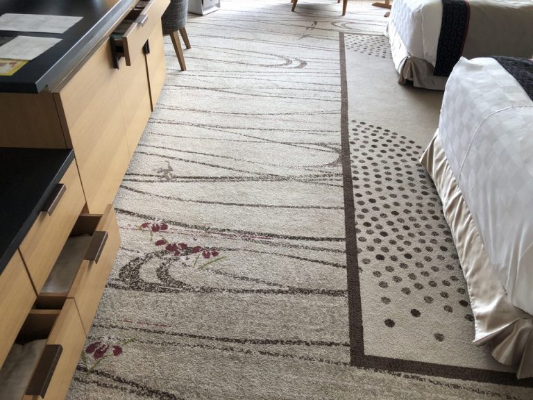 絨毯の模様は、宝ヶ池のカエルと花菖蒲?