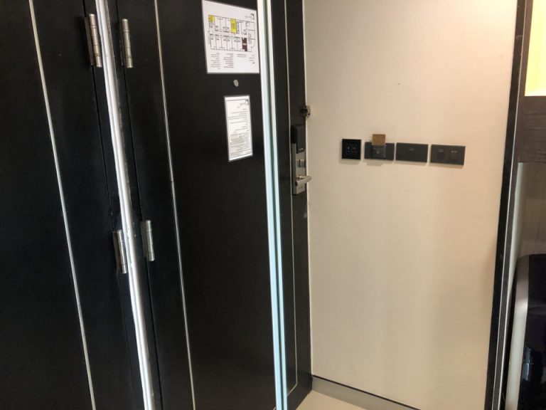 クローゼット閉めた状態。全面鏡になっています