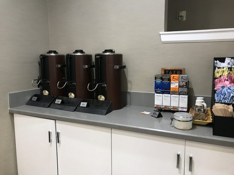 朝食会場間ロビースペースにはこのようにいつでもコーヒー紅茶が楽しめるようになっていました