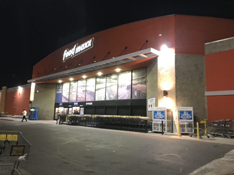 ホテルの道路向かいにFoodmaxxという大型スーパーがあり食料品を調達できました。