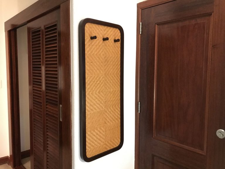 ジャケットホルダーとコネクションルームへの扉