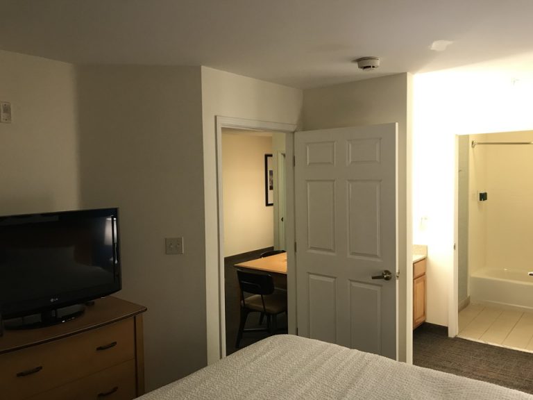 奥の寝室からリビングバスルームにかけて