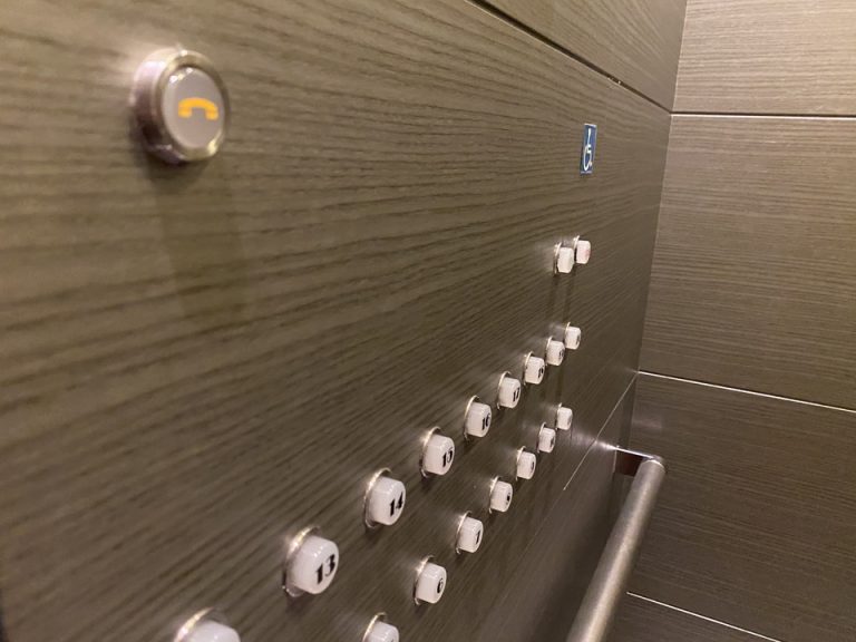 エレベーターボタン側面