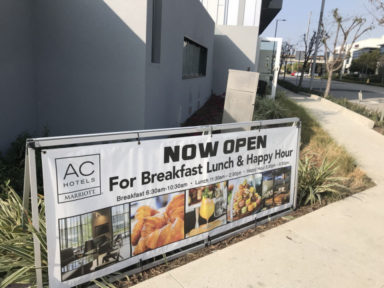 ホテルの外にはこのような看板もありました