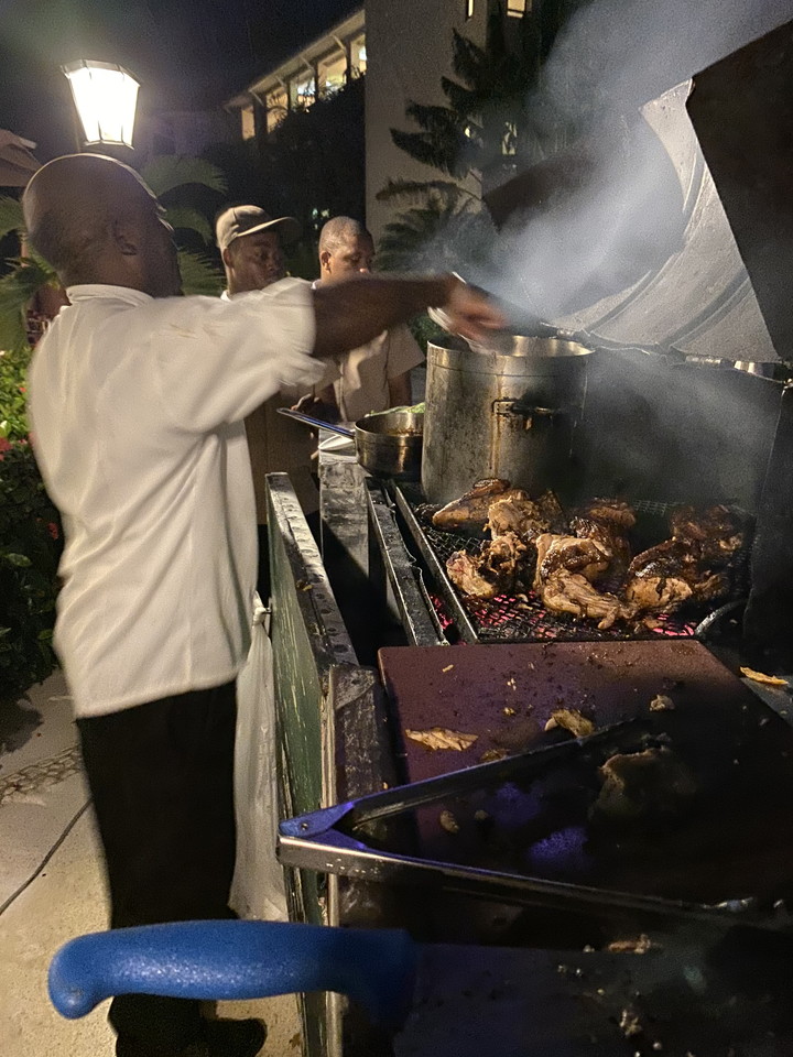 ジャークチキンも目の前で作ってくれました