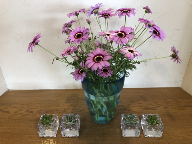 本館ロビー近くの廊下に飾られた生花